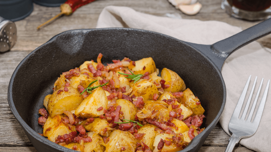 Essen für Heiligabend Bratkartoffeln mit Speck und Zwiebeln